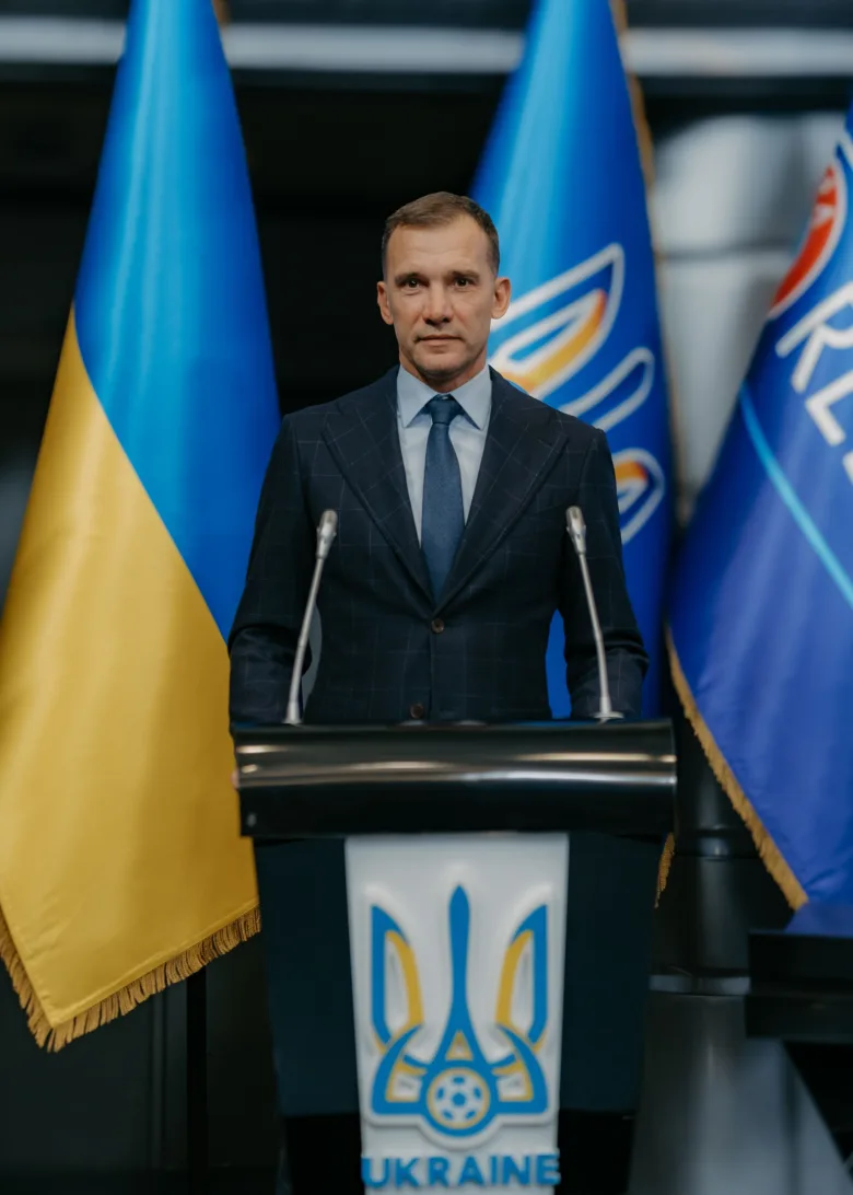 Андрій Шевченко виступає за підтримкою українських прапорів