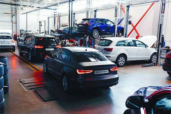 Внутрішність сервісного центру з автомобілями Audi на підйомниках
