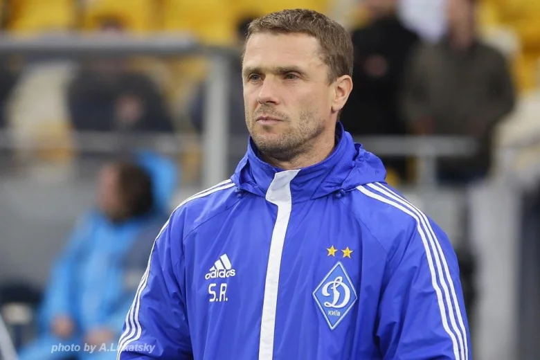 Сергій Ребров у синьому джерсі на футбольному полі.