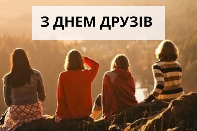 Чотири друзі сидять на пагорбі під час заходу сонця.