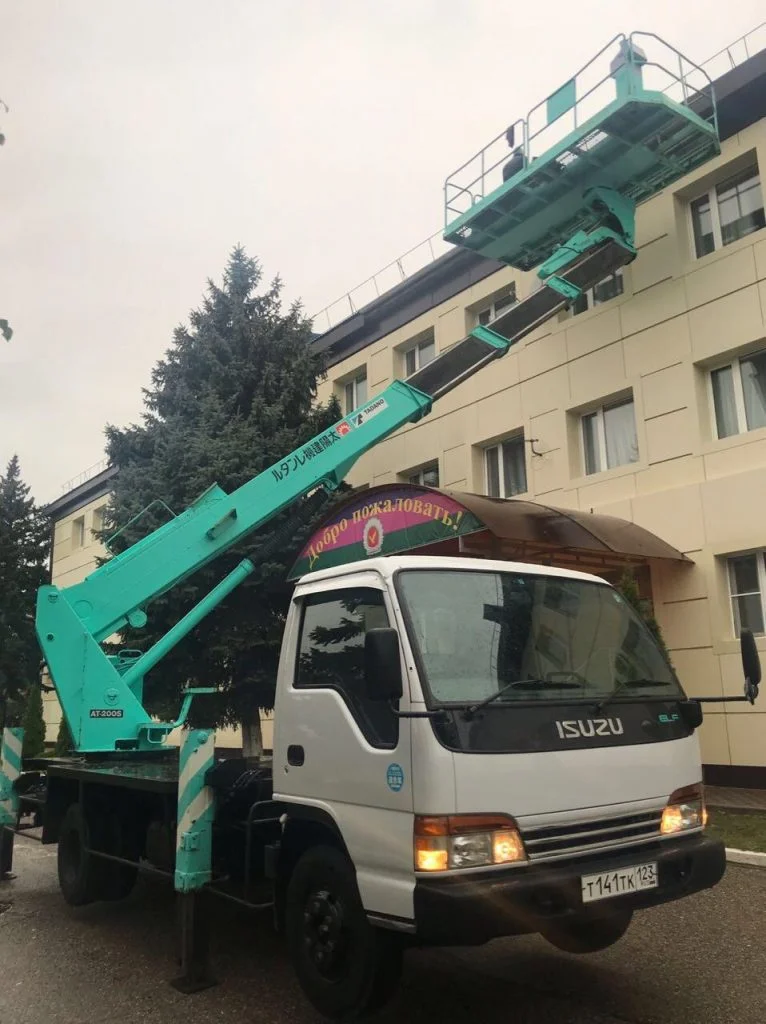 Автогідропідйомник біля будинку в місті