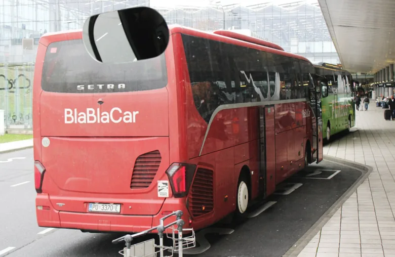 Червоний автобус компанії BlaBlaCar на транспортному терміналі.