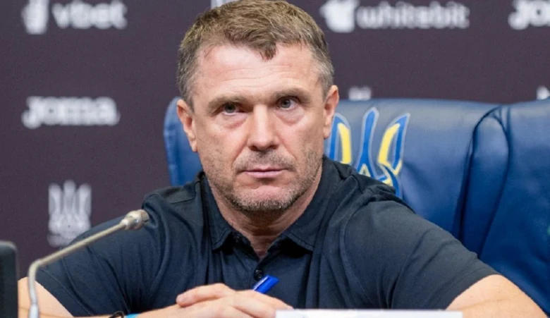 Сергій Ребров на пресконференції в офіційному одязі