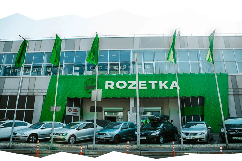 Зовнішній вигляд магазину Розетка в Україні з автомобілями.