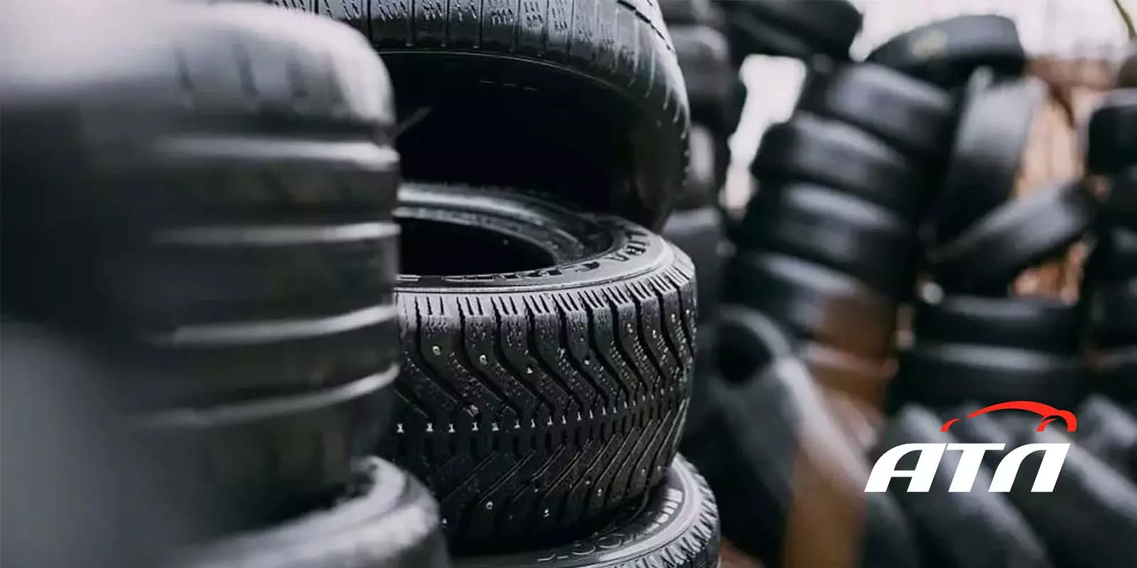 Складка низькопрофільних автомобільних шин на зберіганні