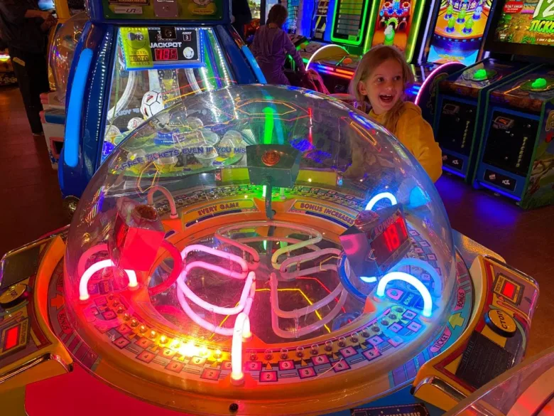 Arcade game machine with girl