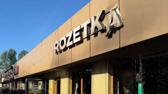 Зруйнований фасад магазину Розетка під час війни