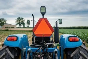 Синій трактор з встановленим на даху GPS-приймачем