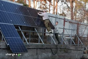 Монтаж сонячних панелей на даху будівлі для автономної енергії.